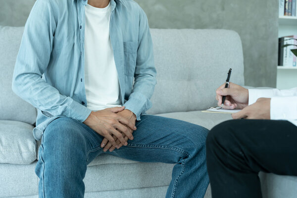 Mann lässt sich bezüglich Unfruchtbarkeit vom Arzt beraten