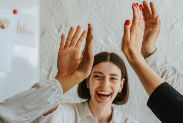 Arbeitskolleg:innen schlagen High Five