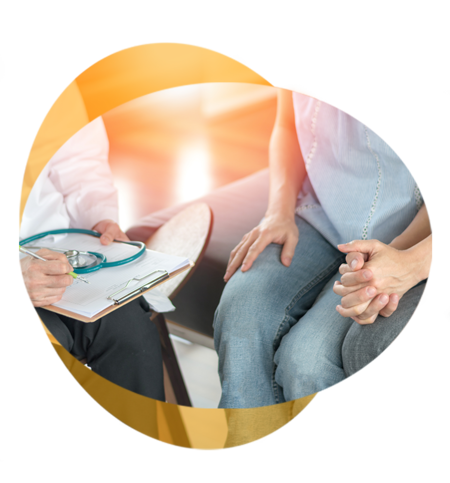 Ein Paar wird von einem Arzt der Kinderwunsch-Clinic beraten 