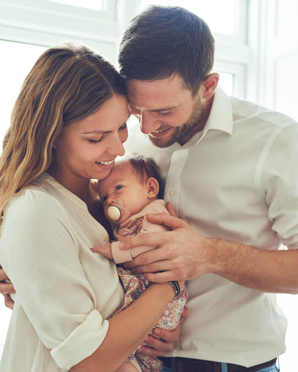 Glückliches junges Paar hält gemeinsame Tocher