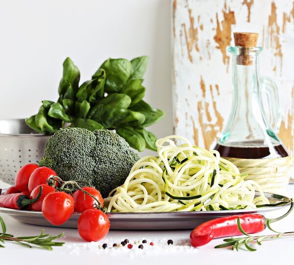 Ein Teller mit Zoodles, Cocktailtomaten, Brokkoli und einer Chili