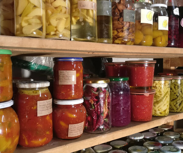 Eine Vorratskammer voller im Glas eingelegter Lebensmittel