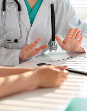Eine Patientin sucht Rat bei ihrem Arzt