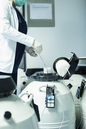 Mitarbeiter im Labor während eines Krytotransfers in der Kinderwunsch-Clinic Dr. Zech 