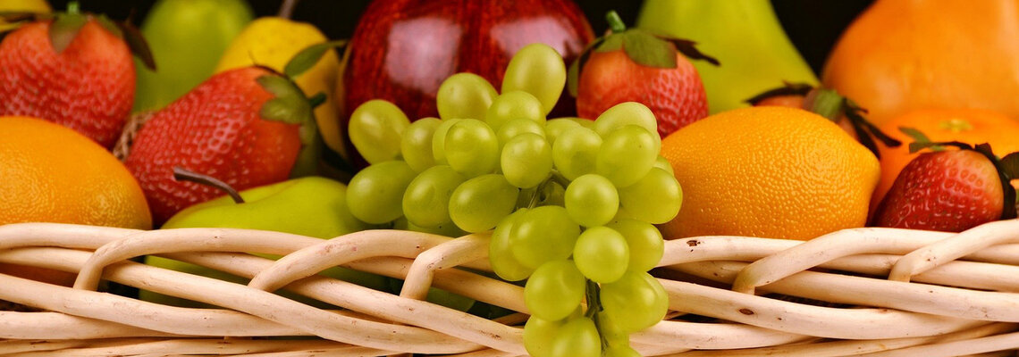 Korb mit verschiedenen Obstsorten 