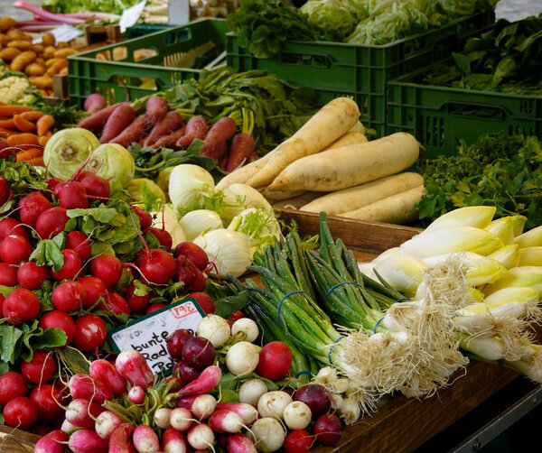 Gemüseauslage auf dem Bauernmarkt