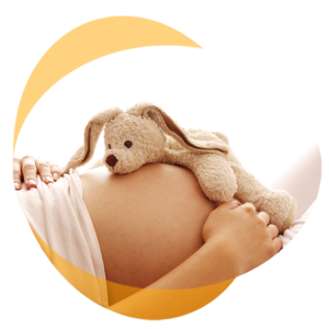 Babybauch mit Kuscheltier